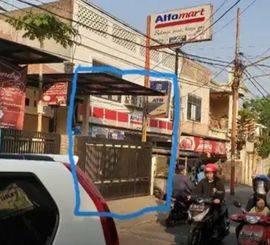Kios pinggir jalan besar samping Alfamart, Indomart dan Prima Freshmart