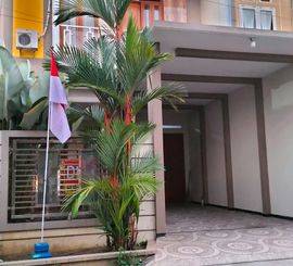 RUMAH 2 LANTAI SIAP HUNI LOKASI JL BUNGA-BUNGA LOWOKWARU KOTA MALANG
