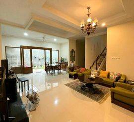 Rumah 2Lt, Hdp, Barat, Semi Furnished, Lingk. Nyaman dan Asri dlm Prmhn Megapolitan Cinere Estate