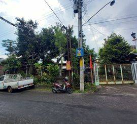 Rumah Luas dekat Jalan Raya Pusat Bisnis Kota di Laweyan Surakarta (TY)