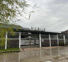 *Hanya 25 Menit Dari Bandara Samarinda. Rumah Cantik Terawat, 2 Lantai, Siap Huni, Posisi Hook, Jual Cepat*