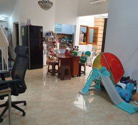 Dijual rumah hoek di Metland Ujung Menteng