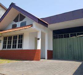 RUMAH LAMA SIAP HUNI HADAP UTARA ONE GATE SISTEM KEAMANAN 24 JAM