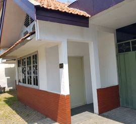 RUMAH LAMA SIAP HUNI HADAP UTARA ONE GATE SISTEM KEAMANAN 24 JAM