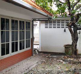RUMAH LAMA SIAP HUNI HADAP UTARA ONE GATE SISTEM KEAMANAN 24 JAM