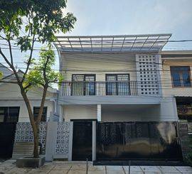 Dikontrakan Rumah Mewah Bangunan Baru di Sarimadu (Sarijadi)- Bandung