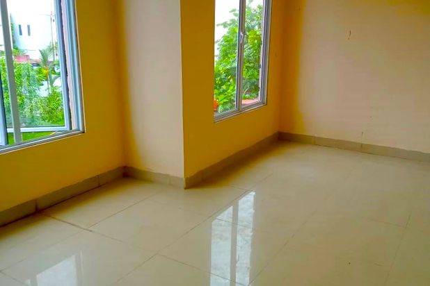 Dijual Rumah 2 Lantai Hadap Timur Row Jalan 10 Meter 