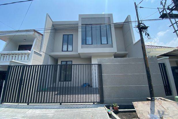 Rumah Manyar Tirtoasri Siap Huni
