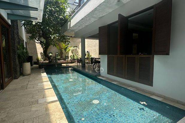 Dijual rumah Villa Royal Pakuwon City