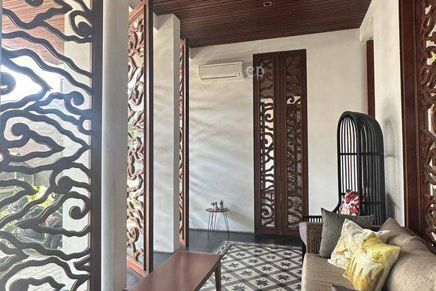 Dijual rumah Villa Royal Pakuwon City