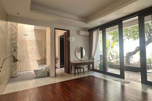 Dijual rumah Villa Royal Pakuwon City