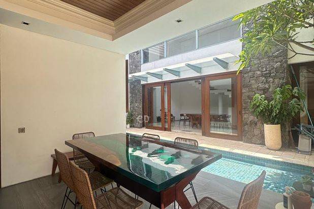 Dijual rumah Villa Royal Pakuwon City