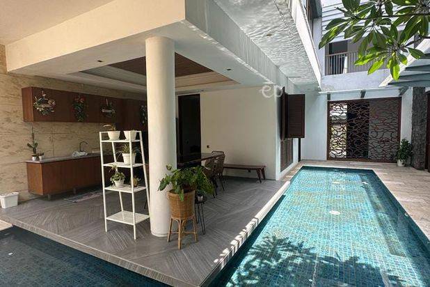 Dijual rumah Villa Royal Pakuwon City