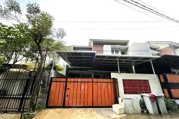 Siap Huni, Rumah 2 Lantai Cibinong Dekat Tol Citeureup