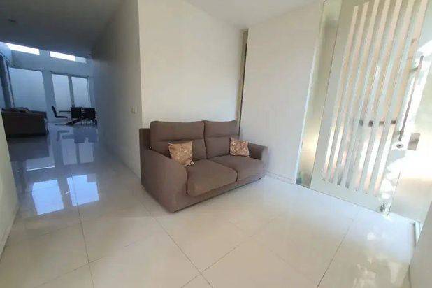 Rumah Queenstone Sambikerep Strategis, Siap Huni