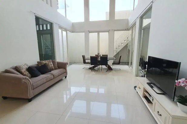 Rumah Queenstone Sambikerep Strategis, Siap Huni