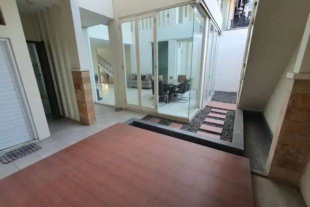 Rumah Queenstone Sambikerep Strategis, Siap Huni