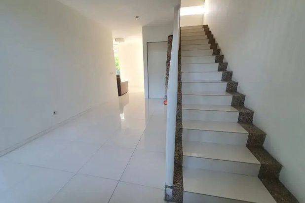 Rumah Queenstone Sambikerep Strategis, Siap Huni
