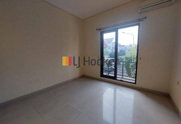 RUMAH DI MITRA GADING VILLA AREA KELAPA GADING