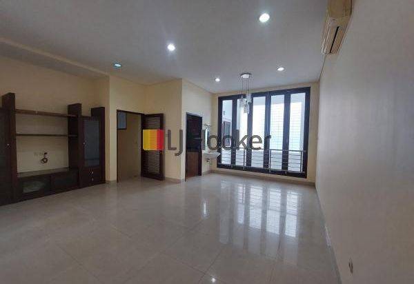 RUMAH DI MITRA GADING VILLA AREA KELAPA GADING