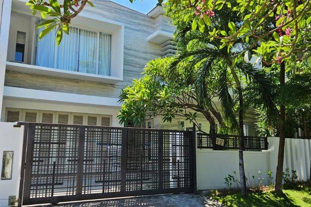 Rumah Graha Family Tropical Modern