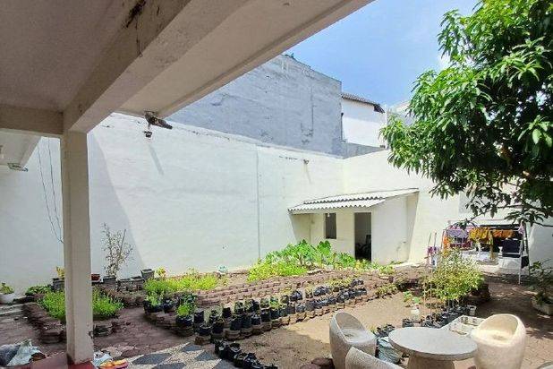 Rumah Villa Royal Pakuwon City, Strategis