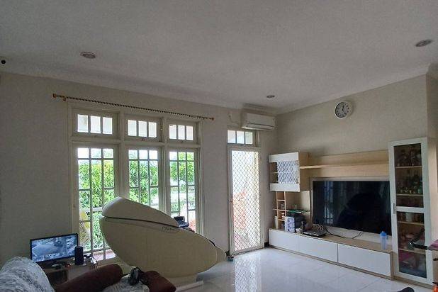 Rumah Villa Royal Pakuwon City, Strategis