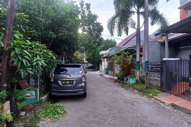 RUMAH RUNGKUT, Siap Huni Row 2.5 mobil