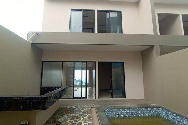 Rumah Villa Luas 2 Lantai Kolam Renang Lokasi di Pusat Kota Batu