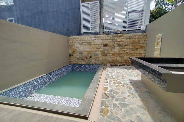 Rumah Villa Luas 2 Lantai Kolam Renang Lokasi di Pusat Kota Batu