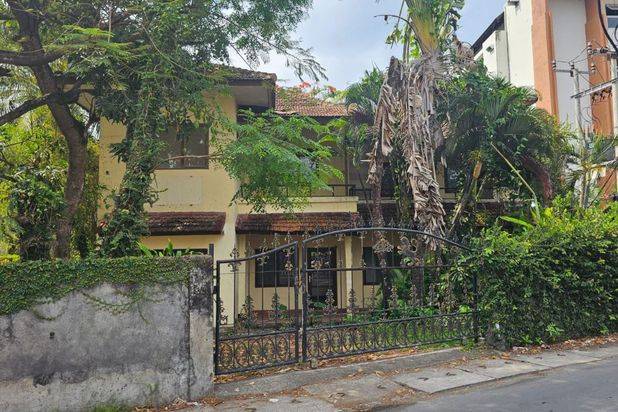 Disewakan Tanah Komersil Lokasi Petitenget Bonus Bangunan 2 Lantai Perlu Renovasi