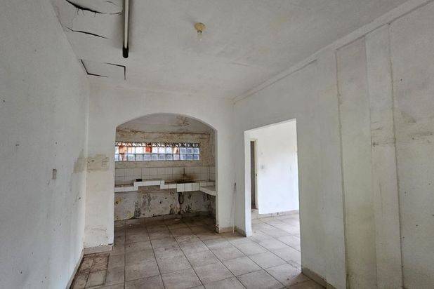 Disewakan Tanah Komersil Lokasi Petitenget Bonus Bangunan 2 Lantai Perlu Renovasi