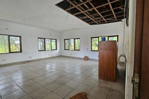 Disewakan Tanah Komersil Lokasi Petitenget Bonus Bangunan 2 Lantai Perlu Renovasi