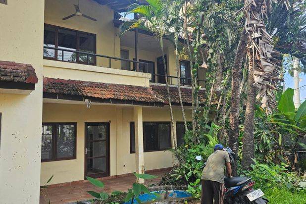 Disewakan Tanah Komersil Lokasi Petitenget Bonus Bangunan 2 Lantai Perlu Renovasi
