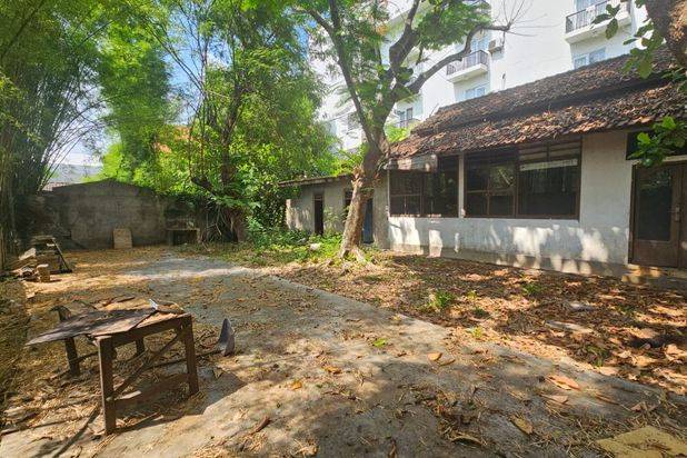 Disewakan Tanah Komersil Lokasi Petitenget Bonus Bangunan 2 Lantai Perlu Renovasi