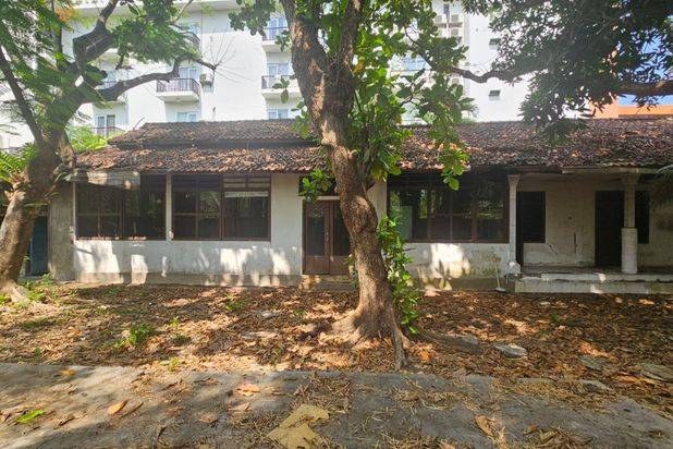 Disewakan Tanah Komersil Lokasi Petitenget Bonus Bangunan 2 Lantai Perlu Renovasi