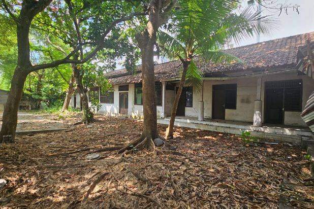 Disewakan Tanah Komersil Lokasi Petitenget Bonus Bangunan 2 Lantai Perlu Renovasi