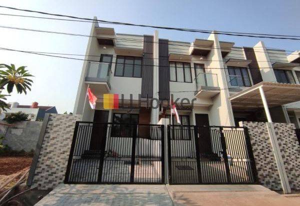RUMAH SUDAH TINGGI DARI JALAN DI IMPERIAL GADING AREA JAKARTA UTARA