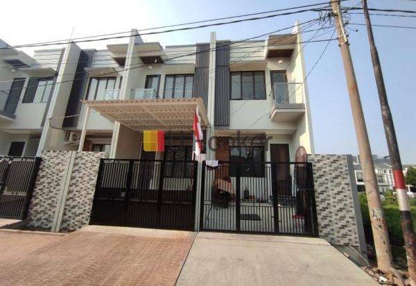 RUMAH SUDAH TINGGI DARI JALAN DI IMPERIAL GADING AREA JAKARTA UTARA