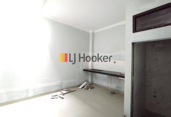 RUMAH SUDAH TINGGI DARI JALAN DI IMPERIAL GADING AREA JAKARTA UTARA