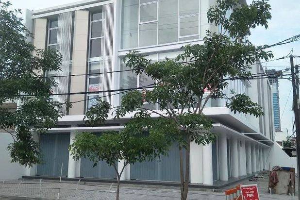 Ruko Raya Dharmahusada Indah, Strategis