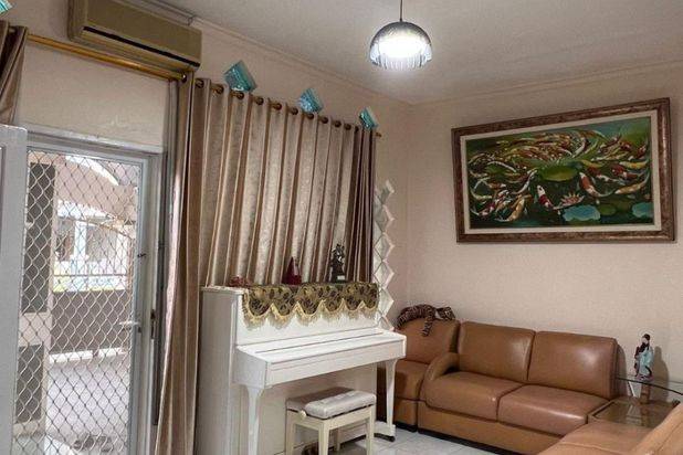 Rumah Araya 2, Row 3 Mobil, Semi Furnish, Include Piano