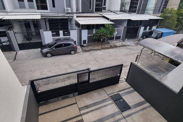 Rumah Baru Gres Babatan Pantai Row 2.5 Mobil