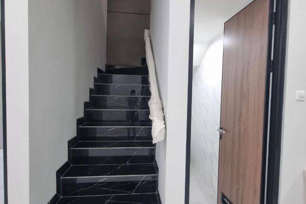 Rumah Baru Gres Babatan Pantai Row 2.5 Mobil