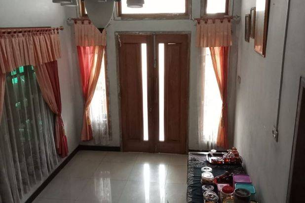Rumah 2 lantai dan toko dilingkungan ramai di solo kota(YA)