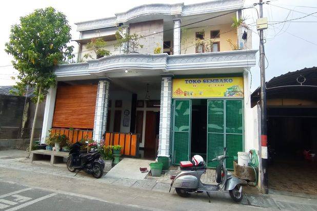 Rumah 2 lantai dan toko dilingkungan ramai di solo kota(YA)