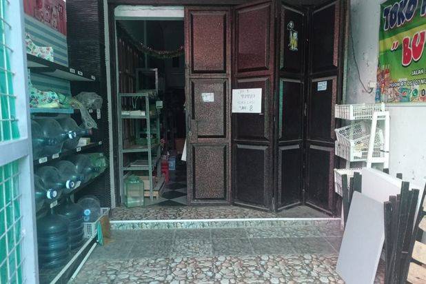 Rumah 2 lantai dan toko dilingkungan ramai di solo kota(YA)