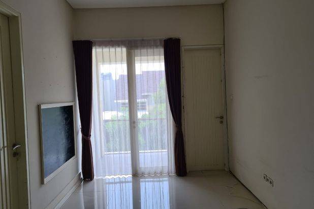 Rumah Woodland Citraland Surabaya + SEMI FURNITURE + Vertical Garden + Garasi Carport masuk 3 Mobil Dekat Taipei School, Pasar Modern , GWalk Citraland
