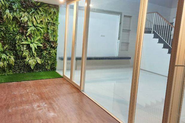 Rumah Woodland Citraland Surabaya + SEMI FURNITURE + Vertical Garden + Garasi Carport masuk 3 Mobil Dekat Taipei School, Pasar Modern , GWalk Citraland