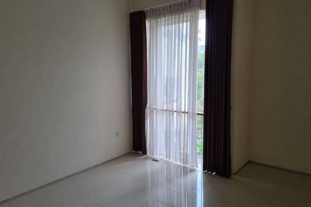 Rumah Woodland Citraland Surabaya + SEMI FURNITURE + Vertical Garden + Garasi Carport masuk 3 Mobil Dekat Taipei School, Pasar Modern , GWalk Citraland